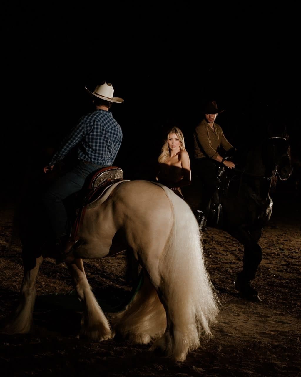Gypsy Vanner montado en pista de noche